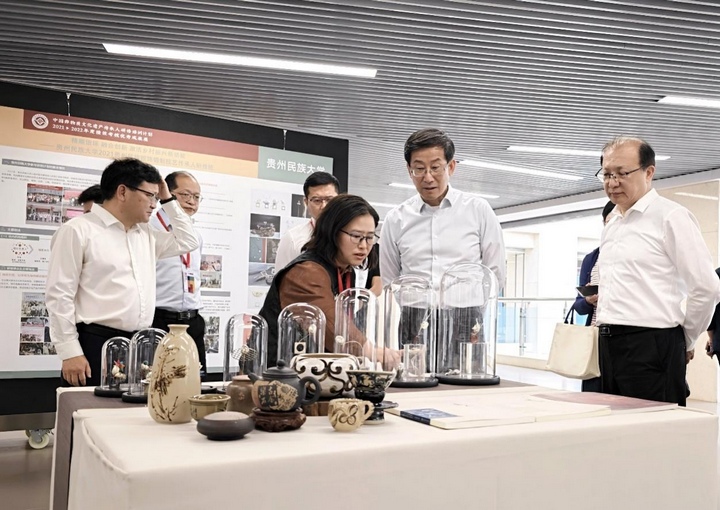 437ccm必赢国际陈梅教授向文化和旅游部党组成员、副部长饶权，非遗司司长王晨阳介绍研培成果。